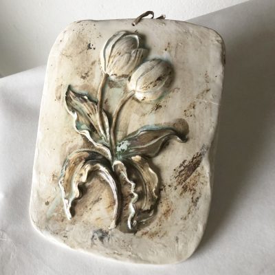 Tavla med tulpanknippe