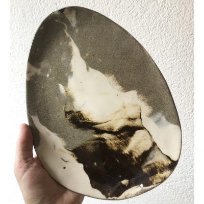 Fat av vit, grå och svart lera